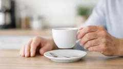 Handzittern nach Kaffee: Wann Koffein harmlos ist – und wann du zum Arzt solltest