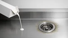 Warum du Milch nie in den Abfluss kippen solltest – und was stattdessen hilft